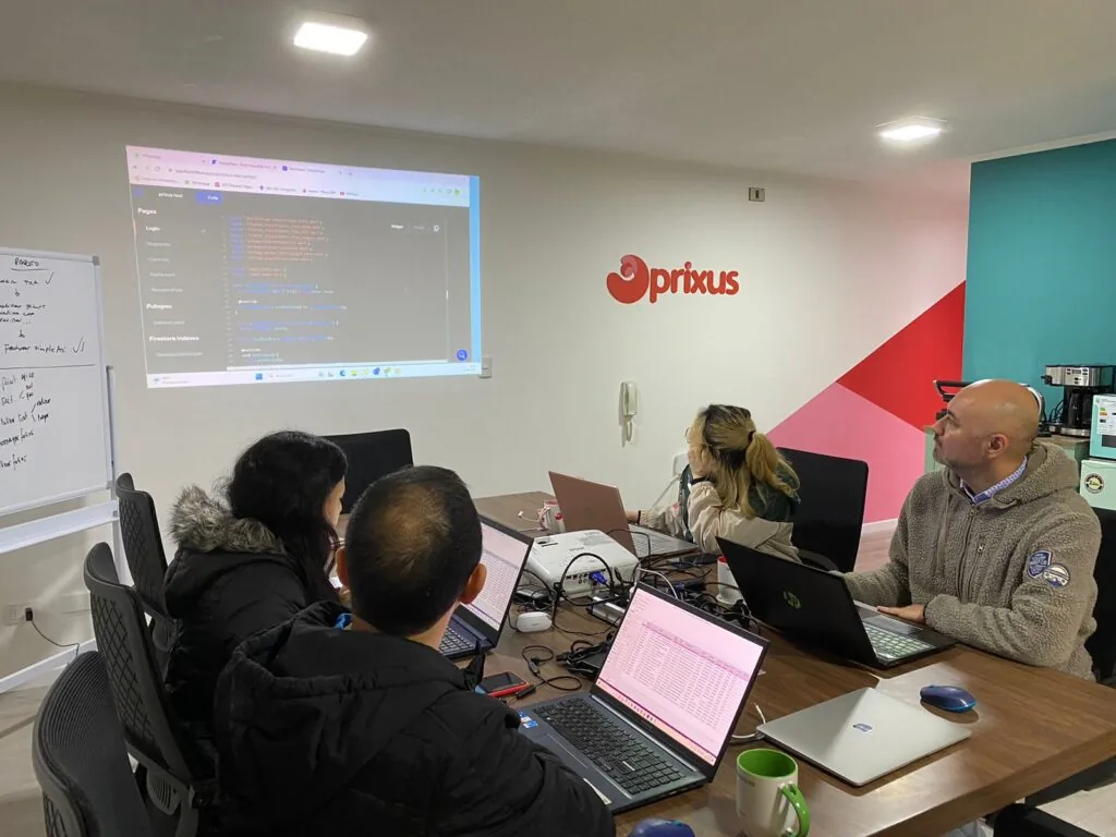 Interior de la nueva oficina de Prixus en Providencia