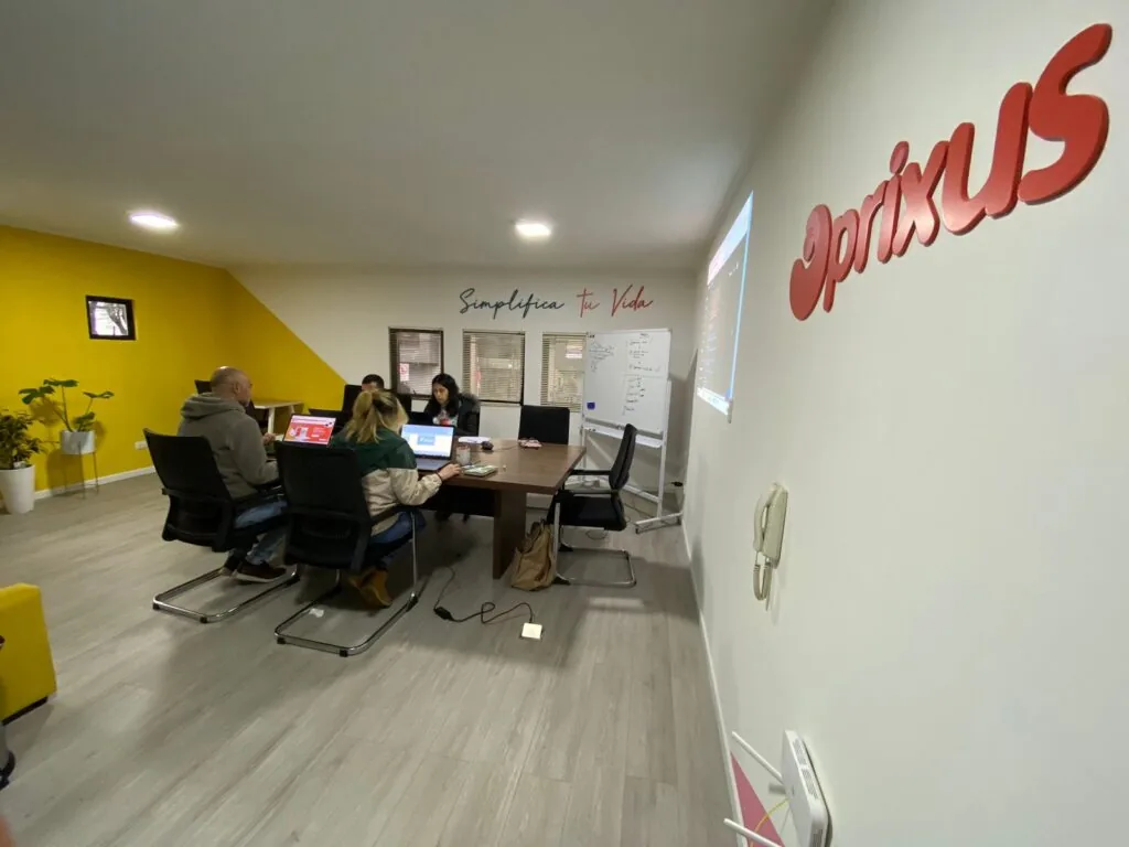 Equipo de Prixus en las nuevas instalaciones